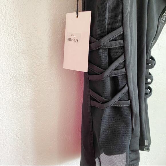 Fit In Black Mesh Strap Detail Active Tank Size Small / Medium - Picture 4 of 7